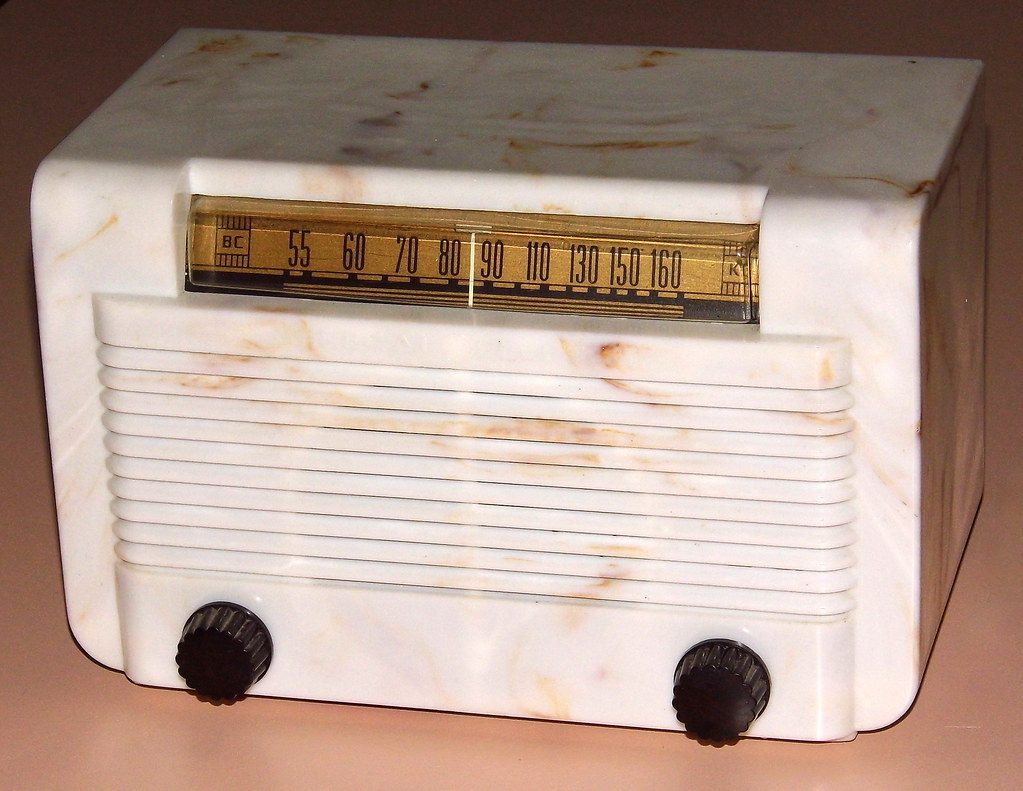 Vintage General Electric Table Radio (Beetle Plastic), Model CL-500, AM Band Only, Made In Canada, 5 Tubes, Measures 9.25 x 6 x 5.25 Inches, Circa 1940
