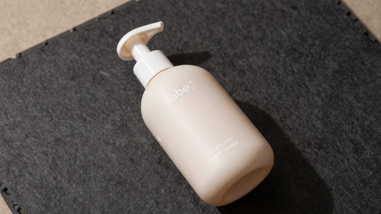 Illustration for baby shampoo for curly hair