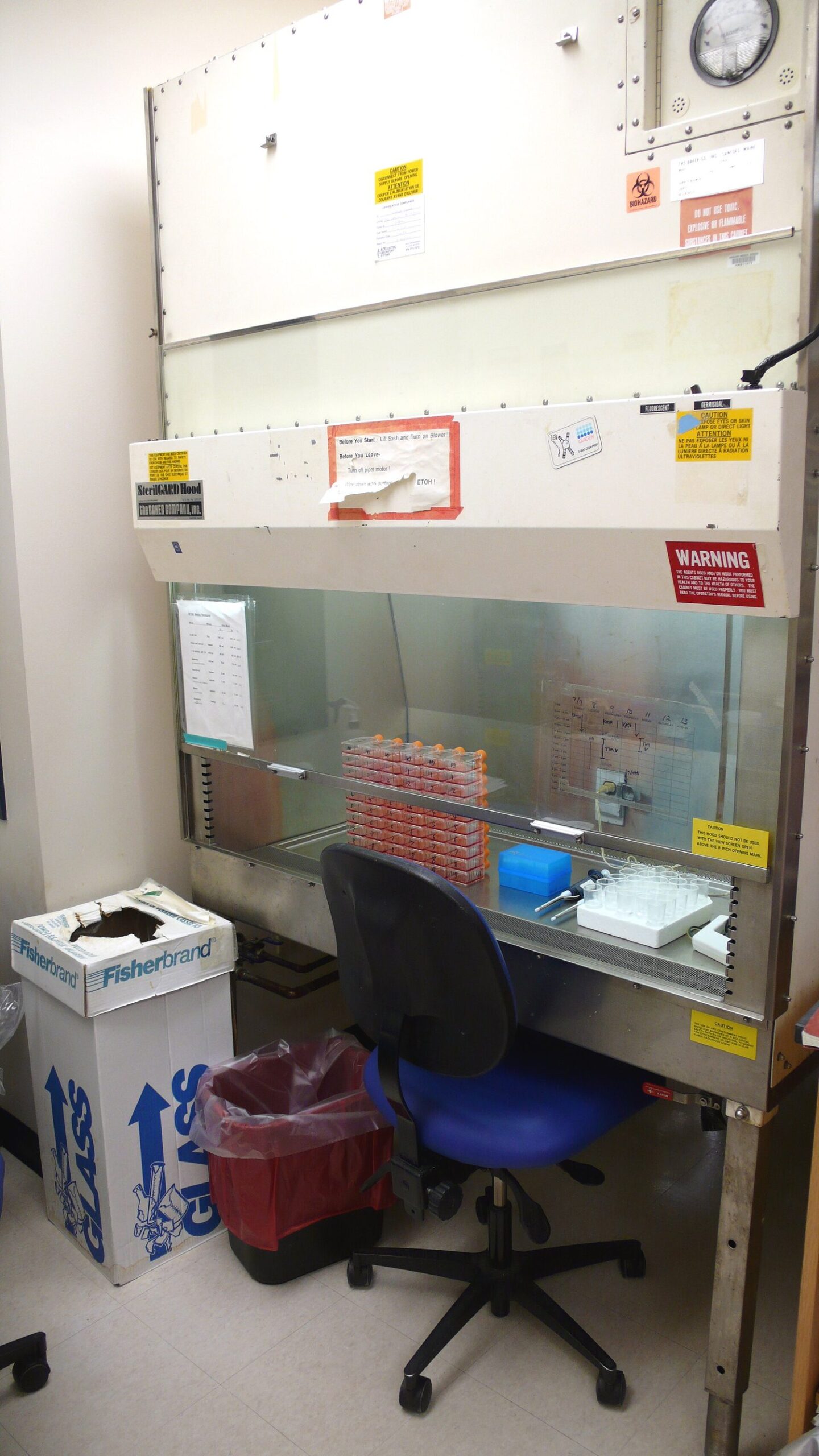 Biocontainment laminar flow hood