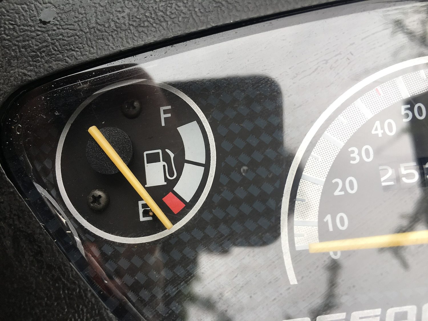 Fuel gauge and speedometer of a Rex RS 500 scooter with 50 ccm