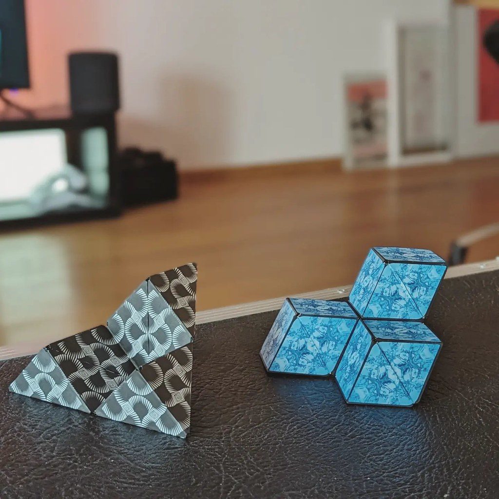 bekommt das gerade nicht mehr zu nem Würfel! Als Kind ärgerst du dich über den Rubiks Cube. Und du willst ihn unbedingt haben! Aber dann wirst du natürlich erwachsen!! Und du denkst dir: Oh, ich kann mich auch über den Magnetic Cube ärgern!!! Z.b. den #Sh