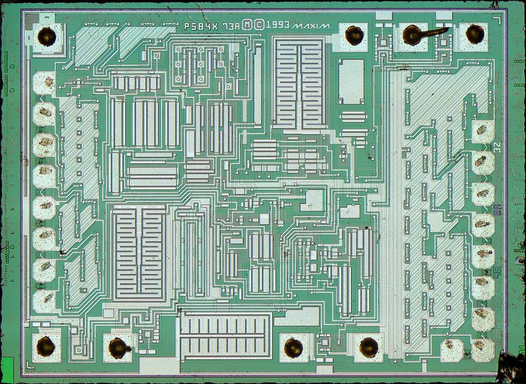 Maxim MAX666 Voltage Regulator