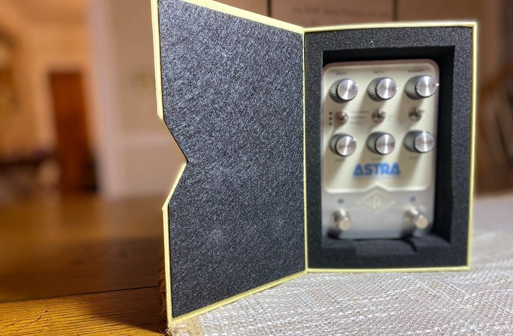 Universal Audio Astra Modulation Machine Guitar Pedal